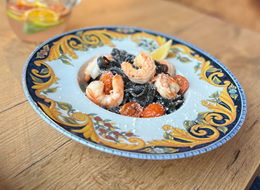 Czarne Tagliatelle z krewetkami na białym winie